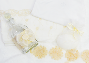 Flowery perfume bottle for wedding baptism